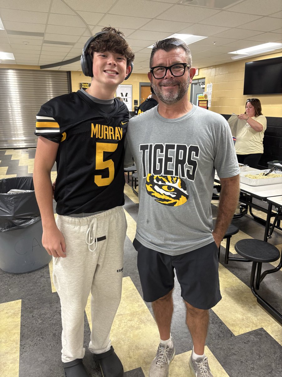 MurrayQBClub's tweet photo. Appreciate @moorsresort for sponsoring tonight’s pregame meal for our guys. Thank you! #wehunttogether #community https://t.co/9uBHnvrE2T