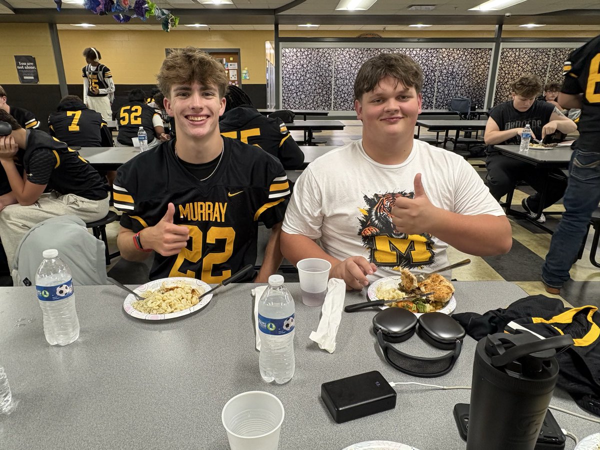 MurrayQBClub's tweet photo. Appreciate @moorsresort for sponsoring tonight’s pregame meal for our guys. Thank you! #wehunttogether #community https://t.co/9uBHnvrE2T