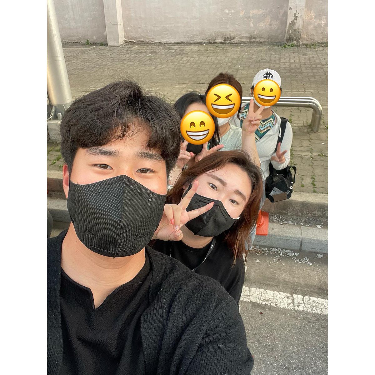 TimothyHutzou's tweet photo. 생일피드 첫 번째는 친구들과 미리 생일! 치킨무 국물 버리자마자 깜짝 케이크까지. 야구공 케이크에 노시환 유니폼 입고 열혈 응원대사처럼 즐겼다. 다음엔 잔디석 가기로! 행복했던 미리 생일. https://t.co/iORYIyBD6e
