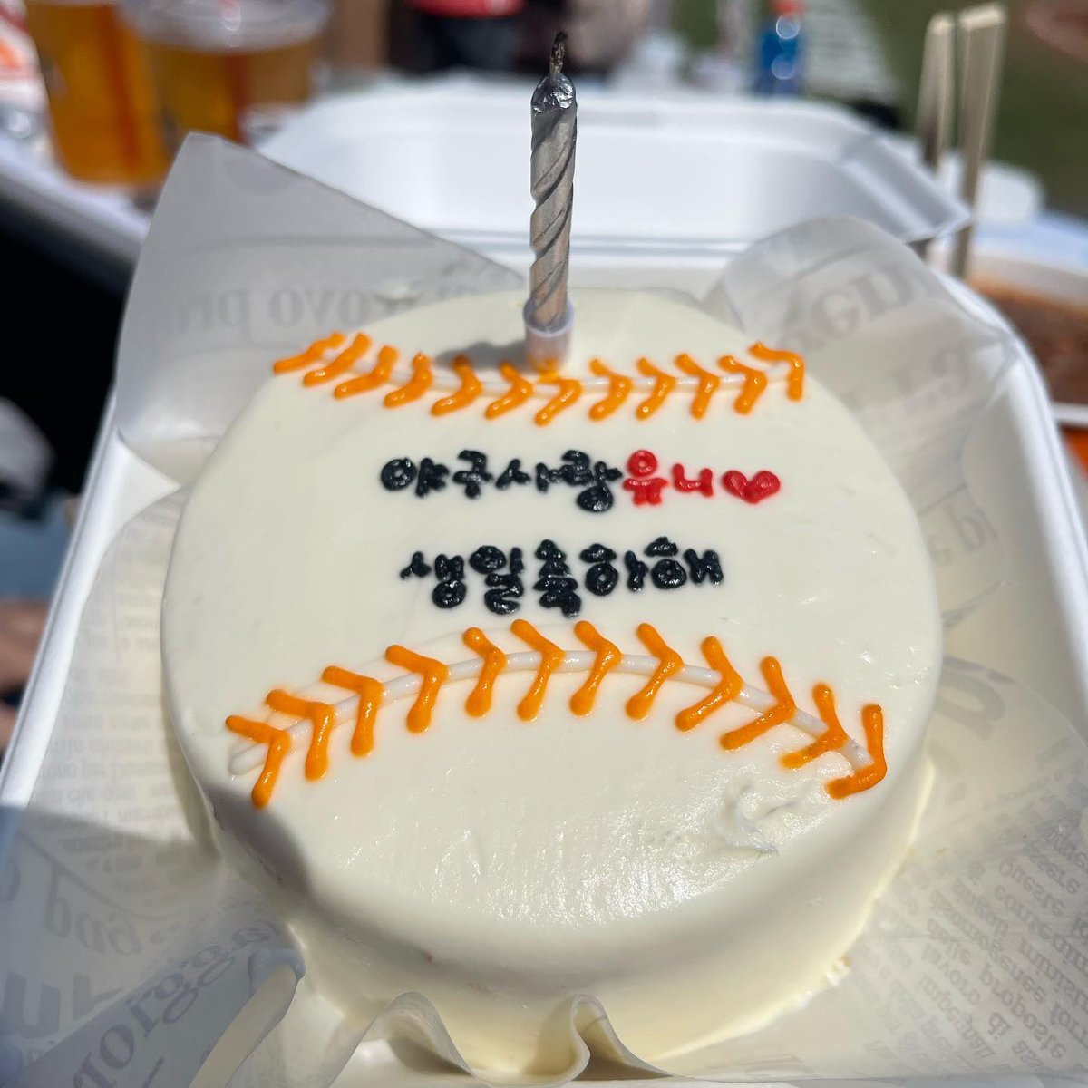 TimothyHutzou's tweet photo. 생일피드 첫 번째는 친구들과 미리 생일! 치킨무 국물 버리자마자 깜짝 케이크까지. 야구공 케이크에 노시환 유니폼 입고 열혈 응원대사처럼 즐겼다. 다음엔 잔디석 가기로! 행복했던 미리 생일. https://t.co/iORYIyBD6e