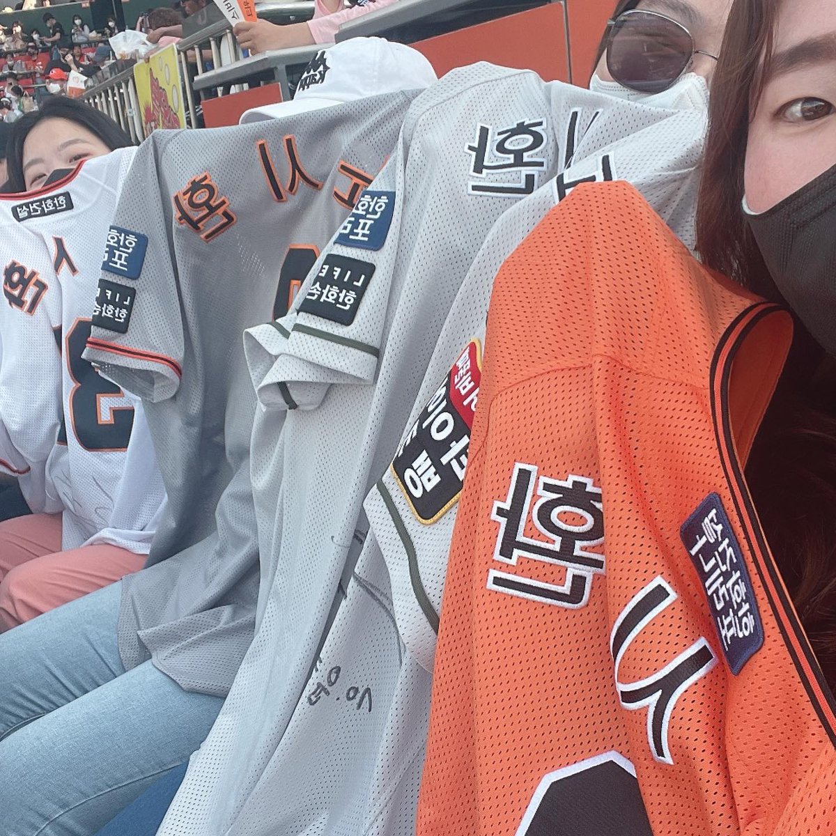 TimothyHutzou's tweet photo. 생일피드 첫 번째는 친구들과 미리 생일! 치킨무 국물 버리자마자 깜짝 케이크까지. 야구공 케이크에 노시환 유니폼 입고 열혈 응원대사처럼 즐겼다. 다음엔 잔디석 가기로! 행복했던 미리 생일. https://t.co/iORYIyBD6e