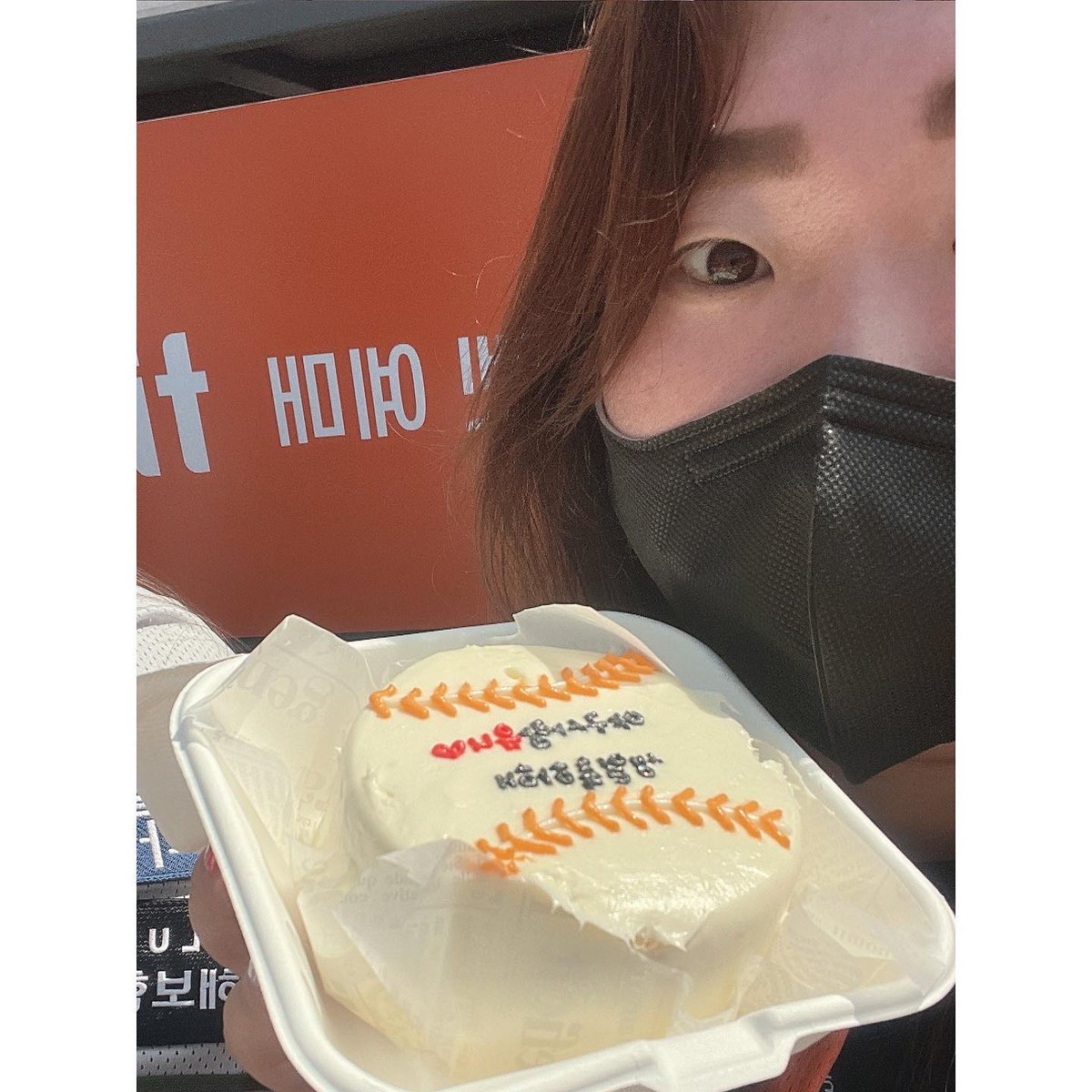 TimothyHutzou's tweet photo. 생일피드 첫 번째는 친구들과 미리 생일! 치킨무 국물 버리자마자 깜짝 케이크까지. 야구공 케이크에 노시환 유니폼 입고 열혈 응원대사처럼 즐겼다. 다음엔 잔디석 가기로! 행복했던 미리 생일. https://t.co/iORYIyBD6e