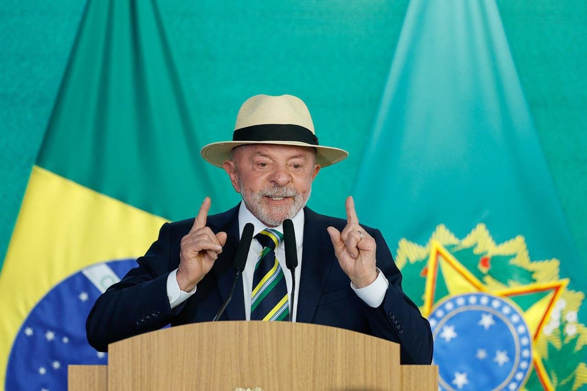 lohannaf's tweet photo. Lula acaba de proibir as BETs e essa é uma vitória do povo brasileiro. Famílias estão endividadas e a dignidade do nosso povo, especialmente dos mais vulneráveis, não pode servir para encher bolsos de dinheiro e, potencialmente, bancar o crime organizado.

O Brasil tem presidente!