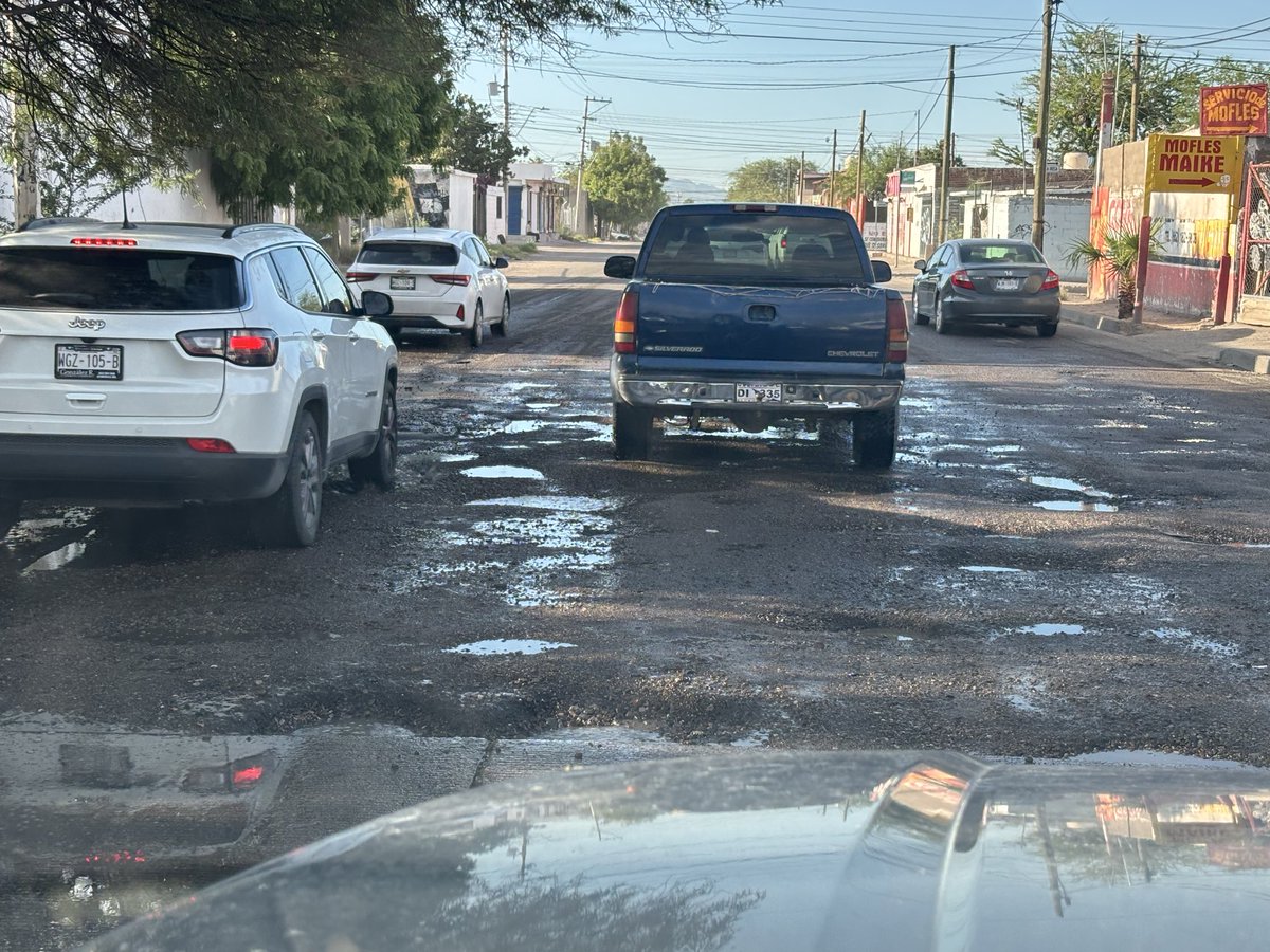 RobertoCruzSC's tweet photo. Ayuda @tonoastiazaran @HermosilloGob @DGDI_Hmo @aguahermosillo para reparar la Monteverde entre Blvd. Juan Bautista Escalante (Progreso) y Blvd. López Portillo. Hay de todo: fugas, baches, basura, tierra de las lluvias, etc. Puntos críticos: artículo 3ro, Suaqui grande. 🙏🏼 https://t.co/0MlgrcwmUX