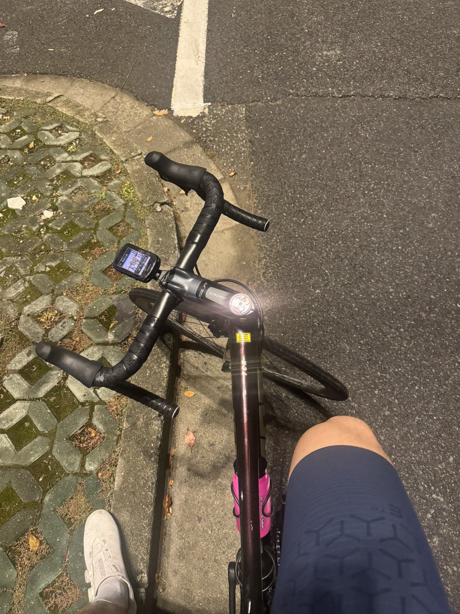 FYC1119's tweet photo. 骑��忘带头盔🪖 https://t.co/DZ643GJXHI