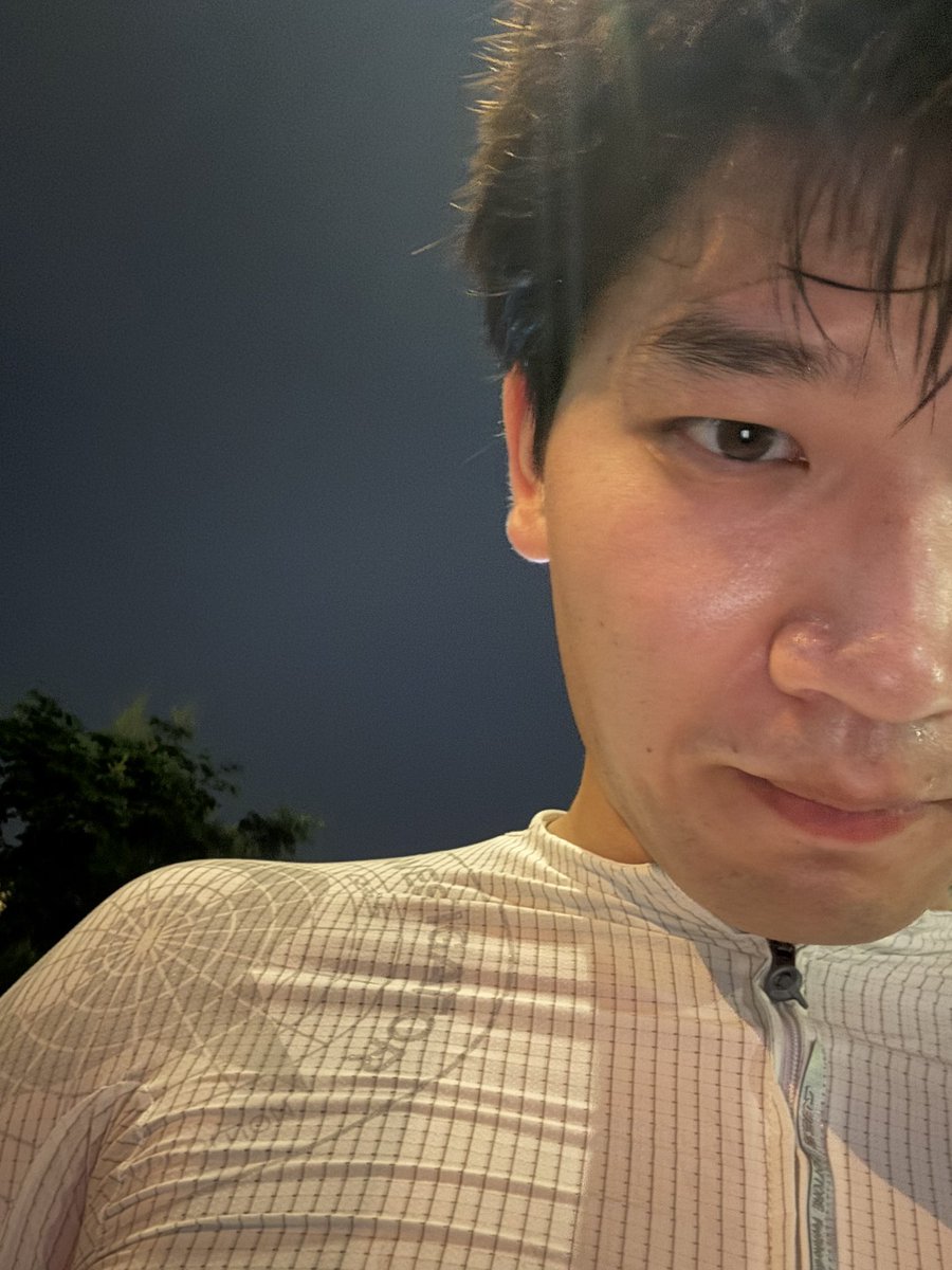 FYC1119's tweet photo. 骑��忘带头盔🪖 https://t.co/DZ643GJXHI