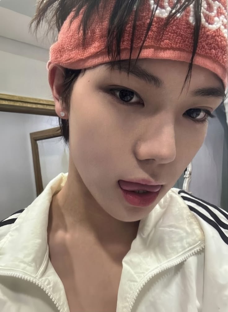 4sholilie's tweet photo. he takes the photocard game a little too seriously https://t.co/Tcdwp4upbv