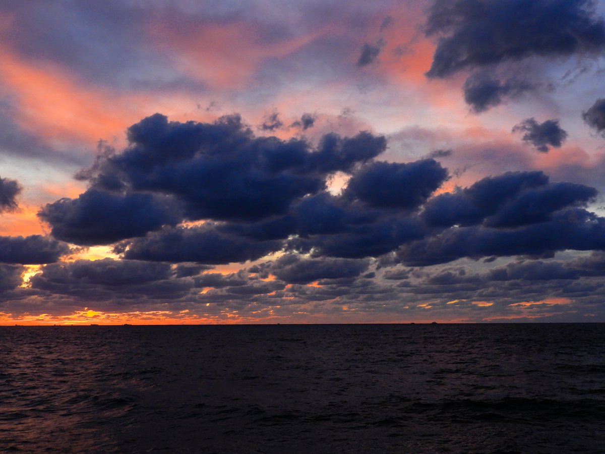 CODEX400's tweet photo. النظر إلى السماء شفاء ❤️ 
Today's sunset https://t.co/Ewcw2YaRMQ