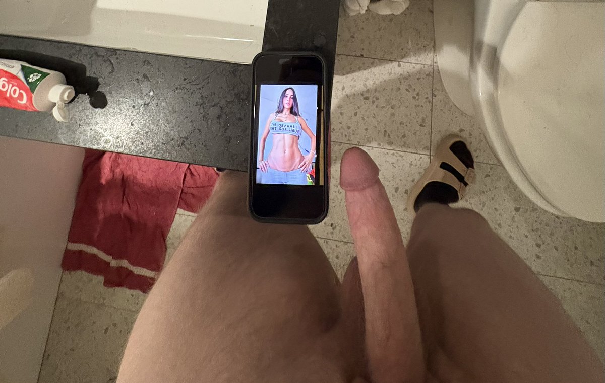 u40003000's tweet photo. @izzyGreeng00n You make my dick so hard https://t.co/YrwaveXxck