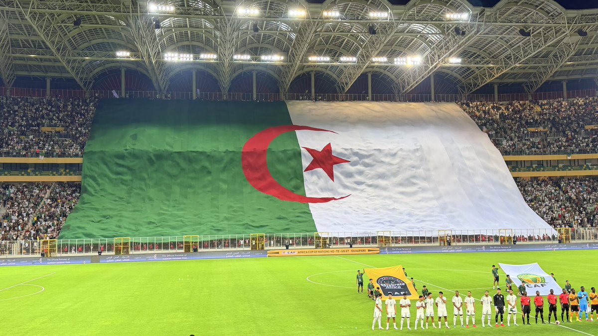 YoucefZag's tweet photo. العلم الأجمل مع الجمهور الأروع
تحيا الجزائر https://t.co/1jE7ShgcZa