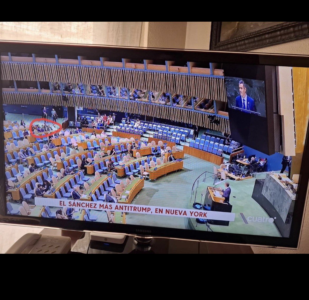 Defensa_Israel's tweet photo. ¿Me parece a mi o en la ONU a Sánchez solo lo escucha la delegación española?  🫢
🇮🇱🔥🇪🇸  |  #Israel #España  
¿Pero los medios progres no nos están contando que el que ha quedado solo es Netanyahu?  🤭
En fin, más sobre este tema en el post que estoy citando abajo!
Shabat Shalom  🍷  Buen Fin de Semana!