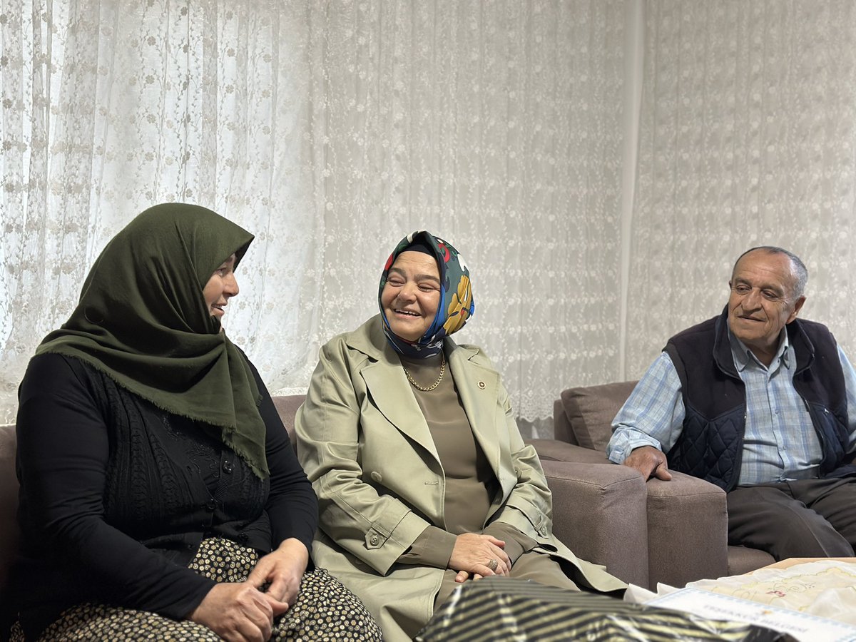 ProfDrAGurcan's tweet photo. Mihalıççık’ta kapılar da gönüller de bize açık…

İlçe Başkanımız Sayın Saffet Çay ile birlikte Medrese Mahallemizde kıymetli üyemiz Gönül Kartal’ı hanesinde ziyaret ettik.

Genel Başkanımız ve Cumhurbaşkanımız Sayın Recep Tayyip Erdoğan’ın selamlarını ileterek, davamıza sunduğu kıymetli destekleri için teşekkür belgemizi takdim ettik.

Gönül Hanım’a samimi misafirperverliği ve hoş sohbeti için teşekkür ediyorum.

📍 Eskişehir