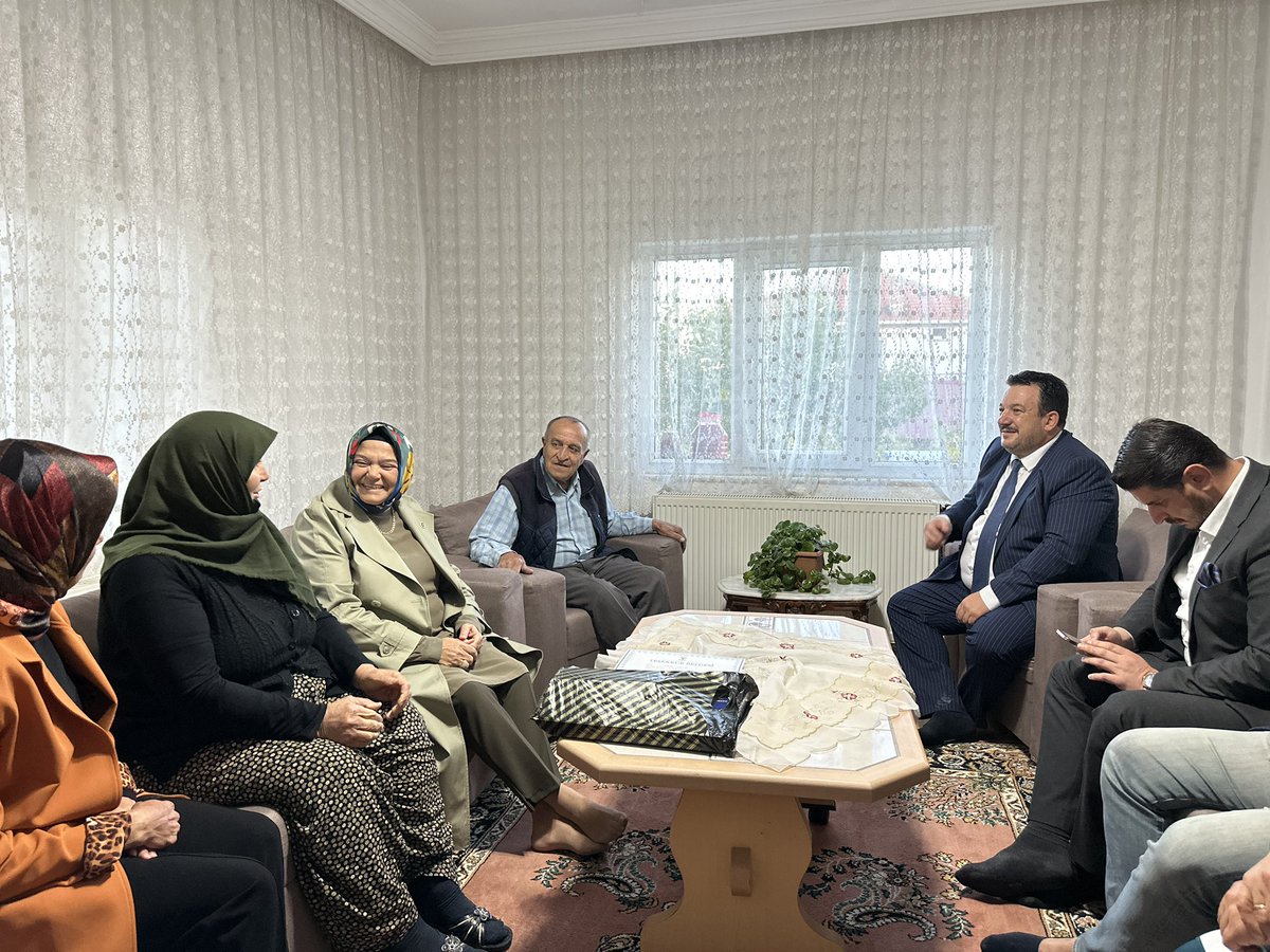 ProfDrAGurcan's tweet photo. Mihalıççık’ta kapılar da gönüller de bize açık…

İlçe Başkanımız Sayın Saffet Çay ile birlikte Medrese Mahallemizde kıymetli üyemiz Gönül Kartal’ı hanesinde ziyaret ettik.

Genel Başkanımız ve Cumhurbaşkanımız Sayın Recep Tayyip Erdoğan’ın selamlarını ileterek, davamıza sunduğu kıymetli destekleri için teşekkür belgemizi takdim ettik.

Gönül Hanım’a samimi misafirperverliği ve hoş sohbeti için teşekkür ediyorum.

📍 Eskişehir