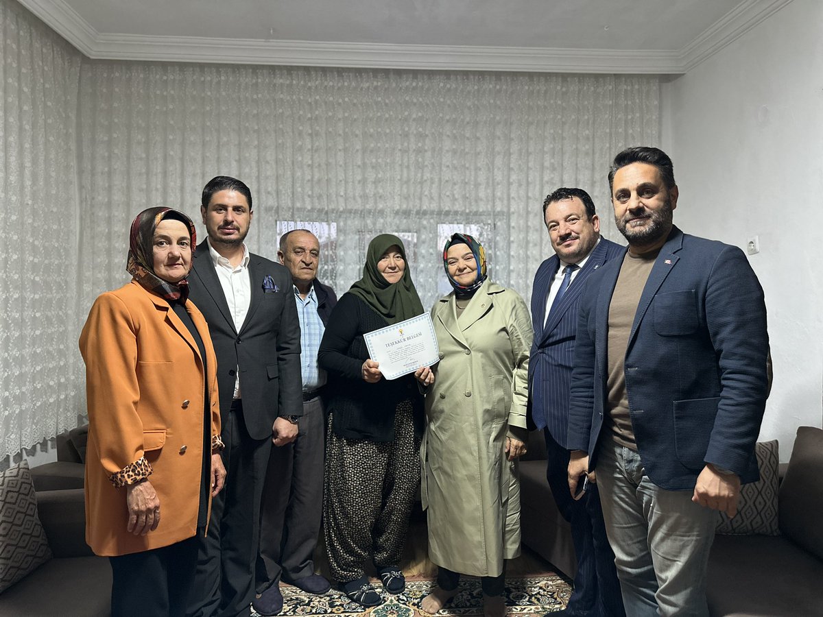 ProfDrAGurcan's tweet photo. Mihalıççık’ta kapılar da gönüller de bize açık…

İlçe Başkanımız Sayın Saffet Çay ile birlikte Medrese Mahallemizde kıymetli üyemiz Gönül Kartal’ı hanesinde ziyaret ettik.

Genel Başkanımız ve Cumhurbaşkanımız Sayın Recep Tayyip Erdoğan’ın selamlarını ileterek, davamıza sunduğu kıymetli destekleri için teşekkür belgemizi takdim ettik.

Gönül Hanım’a samimi misafirperverliği ve hoş sohbeti için teşekkür ediyorum.

📍 Eskişehir