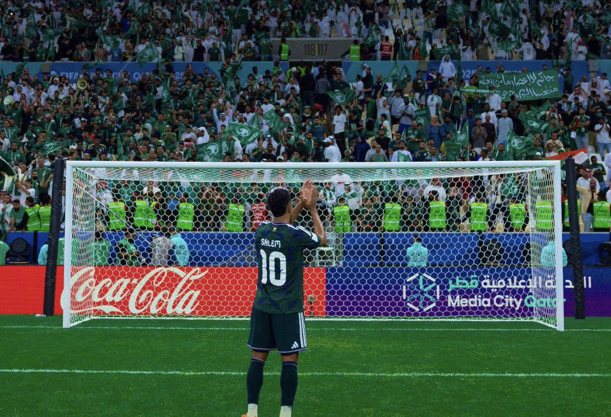 onlyiivrii's tweet photo. من عرفت المنتخب والجمهور  كله يهاجم سالم سواءً المنتخب فايز او خسران 
رجل عظيم يحملونه كل أخطاء ناديه والمنتخب ويتكلمون في رجولته وشكله وأهله وشككو بجنسيته وإعلاميين حتى ما سلم منهم ومع كل هذا ما طلع يبكي ولا يشتكي مع إن له كامل الحق يرفع قضايا اشكر الاسطوره على ثباته الانفعالي https://t.co/J3cUU5E6oX