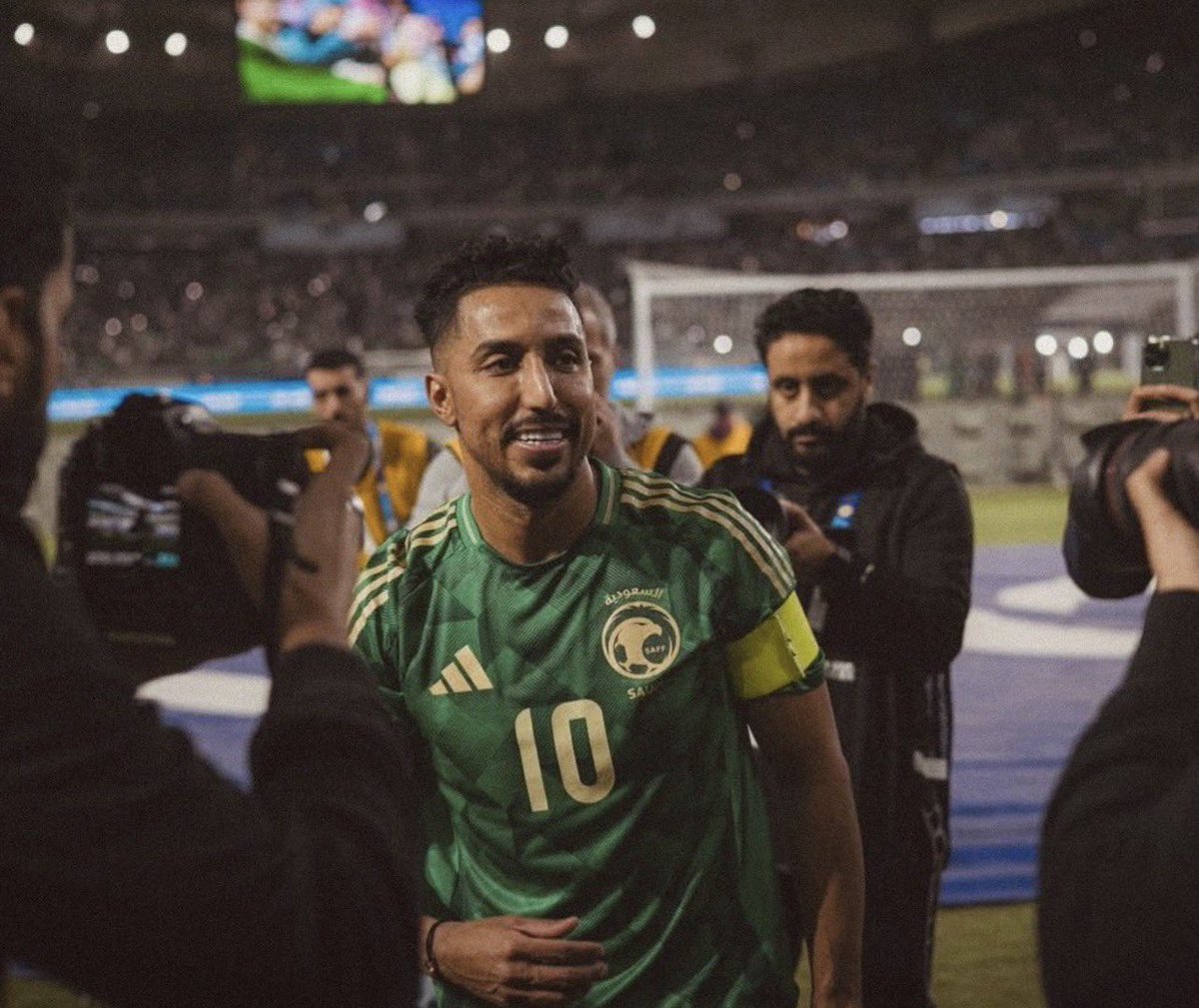 onlyiivrii's tweet photo. من عرفت المنتخب والجمهور  كله يهاجم سالم سواءً المنتخب فايز او خسران 
رجل عظيم يحملونه كل أخطاء ناديه والمنتخب ويتكلمون في رجولته وشكله وأهله وشككو بجنسيته وإعلاميين حتى ما سلم منهم ومع كل هذا ما طلع يبكي ولا يشتكي مع إن له كامل الحق يرفع قضايا اشكر الاسطوره على ثباته الانفعالي https://t.co/J3cUU5E6oX