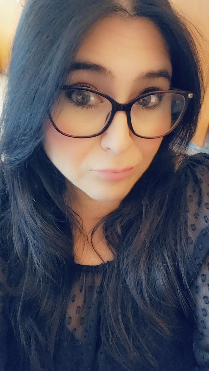imperfectlyher1's tweet photo. Made it through another week. Time to kick back and relax #TFIF 💋 https://t.co/ylhrVbEEz9