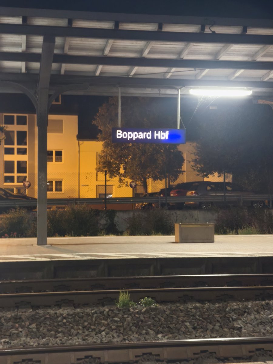 dame_tre's tweet photo. 現地時間21時を過ぎました。ここは郊外の駅。夜景撮影して最寄りのバス停からこの駅に来たものの、バスが10分遅れたため、目的の電車は目の前で行かれてしまって今。次の電車は30分後なので近くのスーパーで晩御飯を買って再び駅。ちなみにこの駅、昼に行ったラインシュライフの最寄り駅でもある。 https://t.co/yVXk0efwmV
