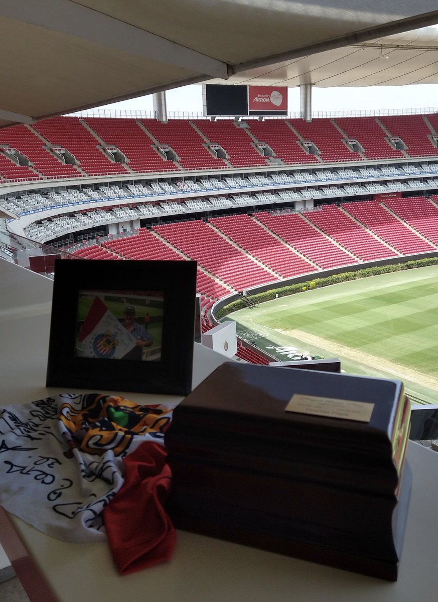 indiraShadows's tweet photo. @Chivas @EstadioAKRON Mi recuerdo favorito es con mi papá, el era el chiva más chiva de todos; y siempre nos llevó al estadio. Incluso lo pudimos llevar a despedir cuando ya no estuvo en este plano. Siempre que voy al Akron siento que estoy más cerquita de él 🤍✨ https://t.co/VarcWfAVSZ