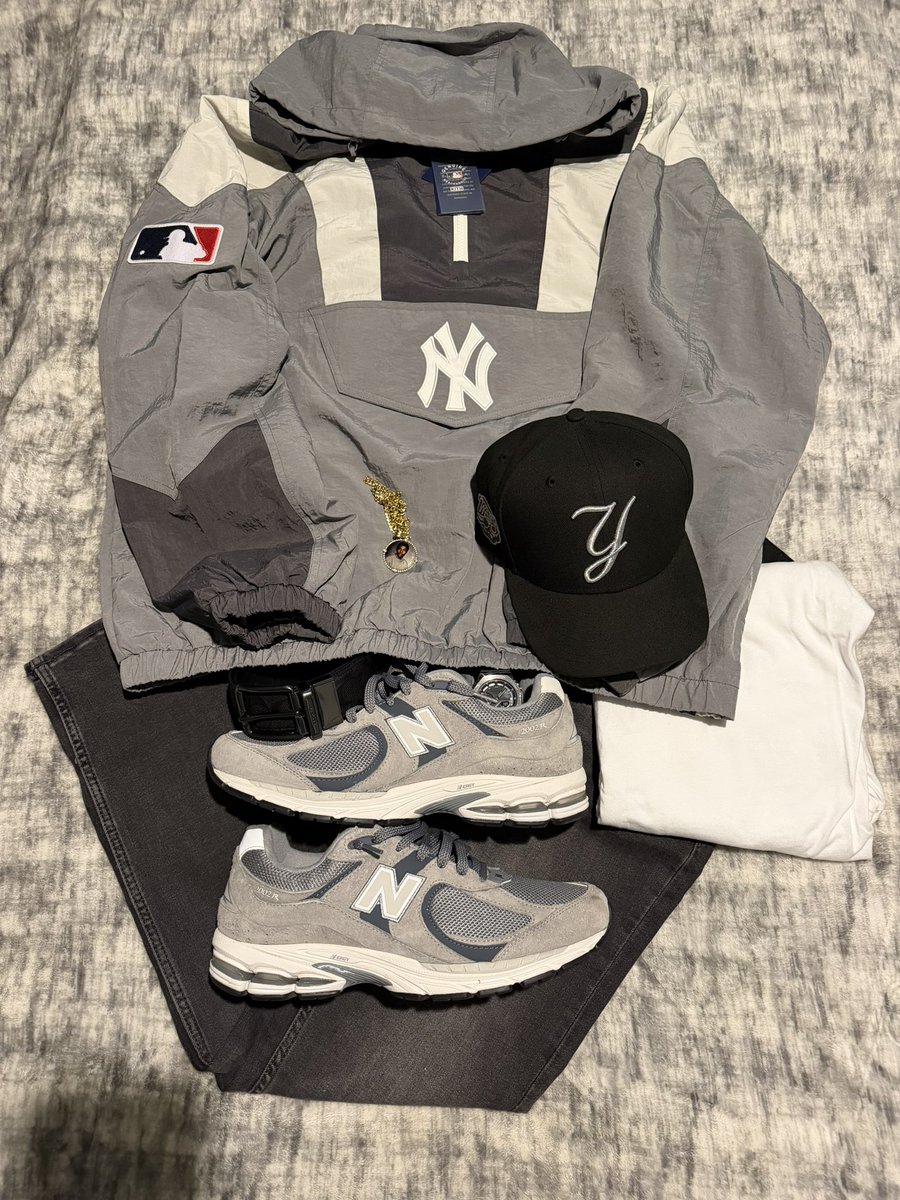 TheManWithESPN's tweet photo. It’s Always #RepBx
CC Sabathia Day🎉
Josh Hart Bobblehead🩶🕴🏽
#FOTD🧢
New York #Yankees⚾️
98’ World Series Champs🏆
#KITH Pullover🐺
#KOTD👟
New Balance 2002R⚖️ https://t.co/s7kzMjwukI