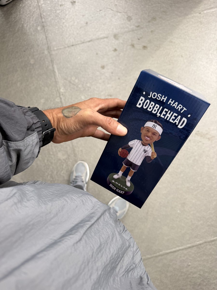 TheManWithESPN's tweet photo. It’s Always #RepBx
CC Sabathia Day🎉
Josh Hart Bobblehead🩶🕴🏽
#FOTD🧢
New York #Yankees⚾️
98’ World Series Champs🏆
#KITH Pullover🐺
#KOTD👟
New Balance 2002R⚖️ https://t.co/s7kzMjwukI