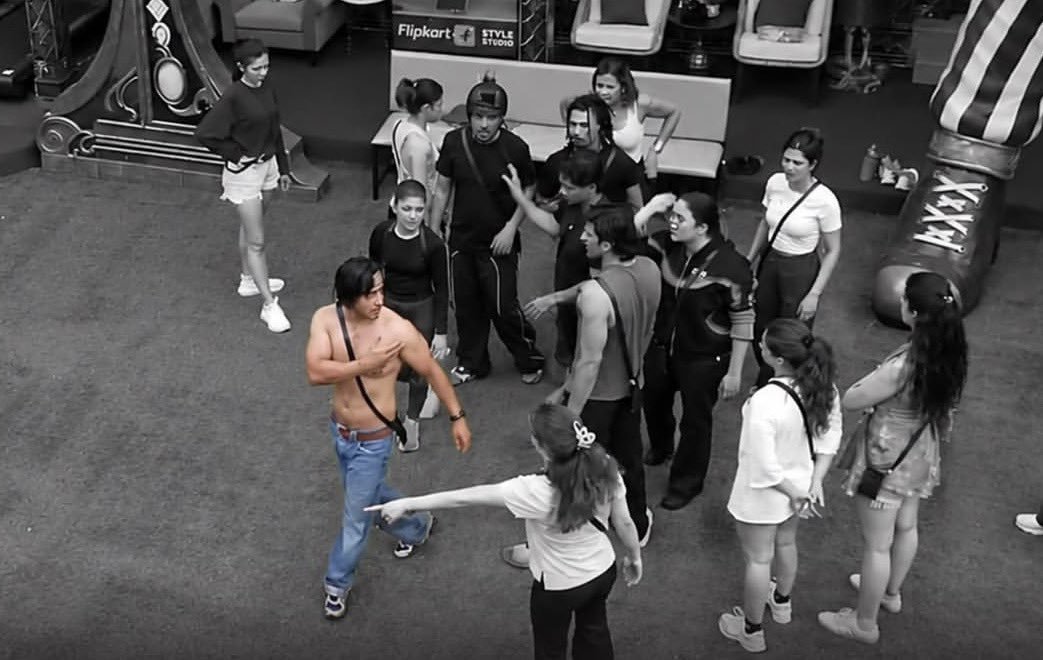 ShanXOnline_18's tweet photo. Sher KO jhund ki zarurt nhi parti 🔥
Qazi Akela hi kafi ha 💯

#QaziTouqeer #BiggBoss20 #BB20 https://t.co/CBilZGwjA7