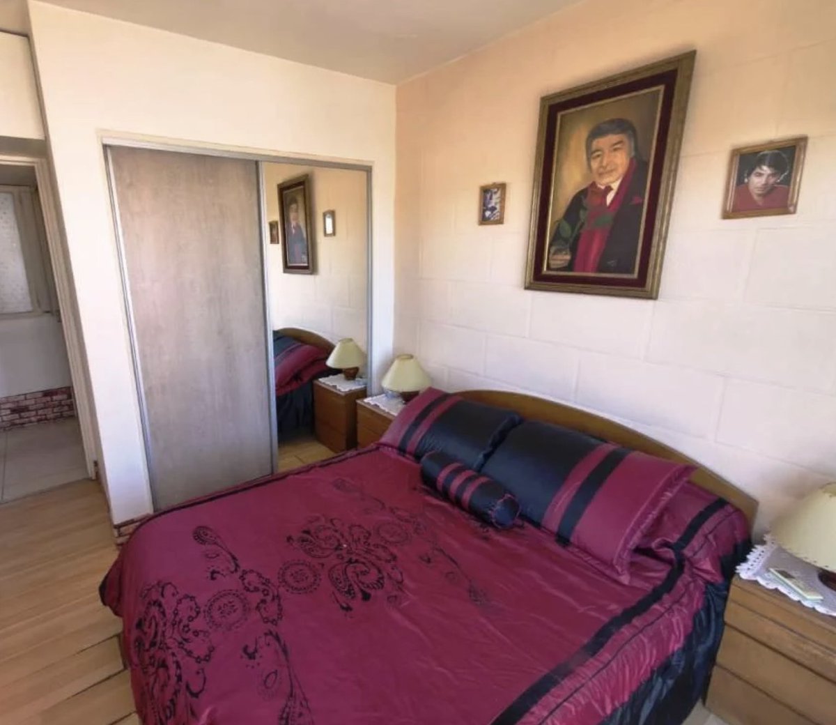 fedelagarti's tweet photo. estoy buscando departamento y hay uno que es de una persona fan de sandro todo decorado con cosas de él siento que viene bendecido. https://t.co/e2vYLSkDfC