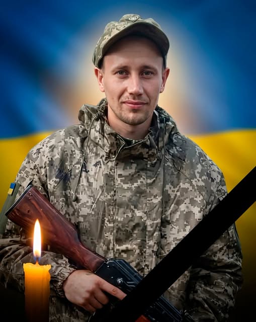 pogrebeckij's tweet photo. Новгород-Сіверська міська територіальна громада
 Знову сумна звістка прийшла до нашої громади…
23 січня 2025 року загинув наш Захисник, мешканець Новгорода-Сіверського — ЗУЄНКО Денис Сергійович.
Денис народився 5 травня 1997 року в місті Ворожба Сумського району Сумської області. Навчався у Ворожбянській загальноосвітній школі І–ІІІ ступенів. Пізніше вступив до Білоцерківського навчального центру №35, де здобув спеціальність слюсаря-сантехніка.
Життя привело його до Новгорода-Сіверського, який став для нього рідним. Тут він працював на виробництві, одружився та створив сім’ю.
У 2024 році Денис добровільно долучився до лав Збройних Сил України. Виконуючи військовий обов’язок, мужньо захищав Україну від російського агресора.
У січні 2025 року під час стрілецького бою з ворогом Денис зник безвісти. Тривалий час рідні та близькі жили надією, чекали на звістку та вірили, що він повернеться. Та, на жаль, ця надія не справдилася…
Війна забрала ще одне молоде життя — життя людини, яка любила свою сім’ю, будувала плани та свідомо стала на захист рідної країни.
Висловлюємо щирі співчуття родині, близьким та всім, хто знав Дениса і був поруч із ним. Розділяємо ваш біль і скорботу. Нехай світла пам’ять про Захисника назавжди залишиться у серцях тих, хто його любив і знав.