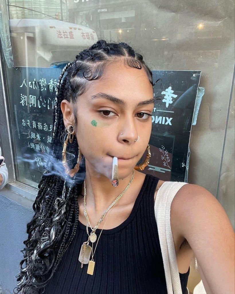 Yatsomurda9's tweet photo. Pretty girls smoke weed https://t.co/qFnxIJxLVJ