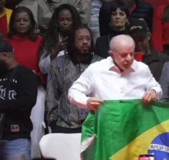 TatiQBOficial's tweet photo. Sempre estive aqui, pois esse é meu lado!

@LulaOficial @JanjaLula contem comigo sempre!
É 1️⃣3️⃣! https://t.co/VbfKjFacnX
