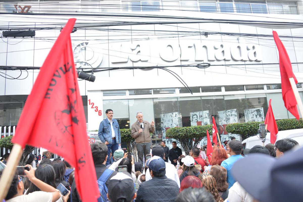 aperezzamorano's tweet photo. Hoy, una comisión de antorchistas de Ixtapaluca, Estado de México, acudimos a las instalaciones de @LaJornada para solicitar nuestro derecho de réplica, luego de que el diario publicara información que consideramos falsa y que afecta a nuestra organización. https://t.co/5KW1ZRQAOf