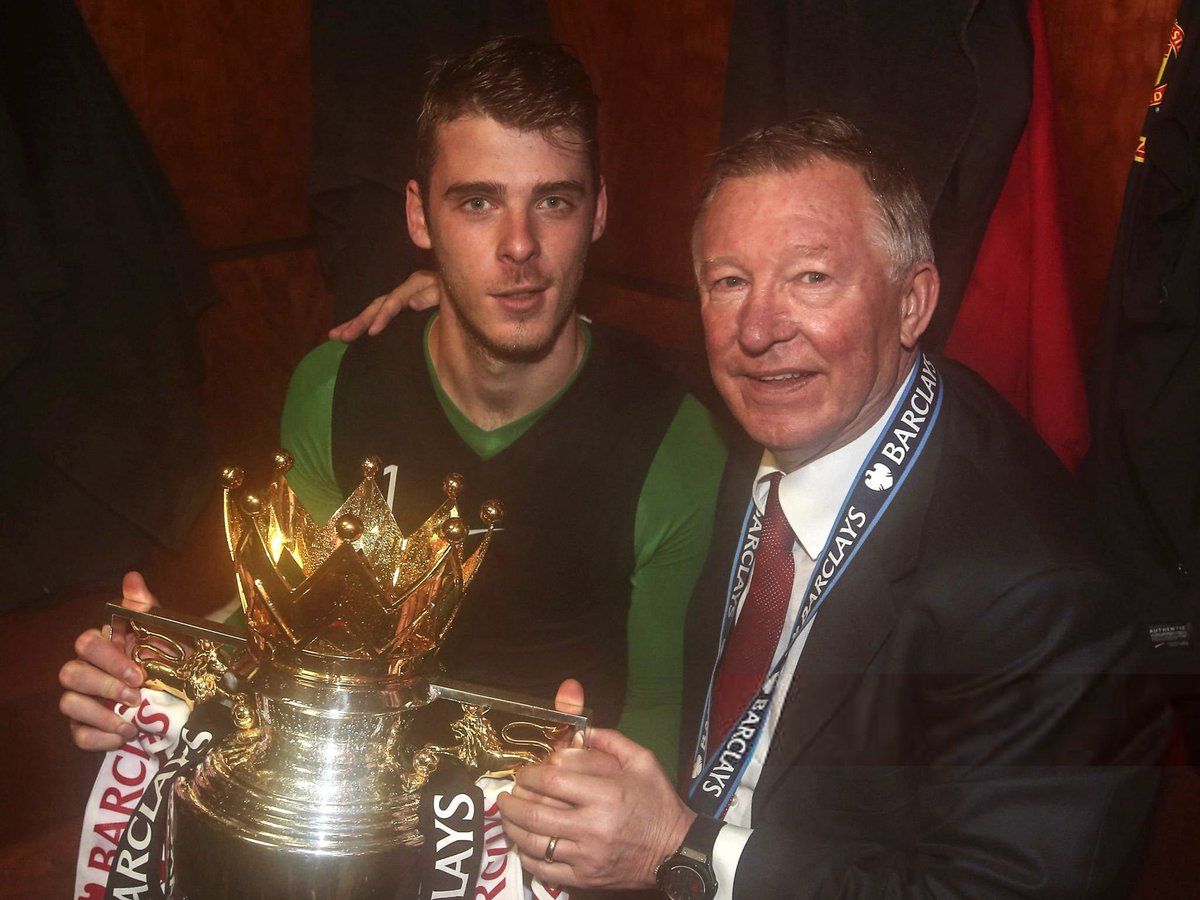 ManUnitedZone's tweet photo. 3x Premier League 🏆🔴 https://t.co/9P2hEGmYE2