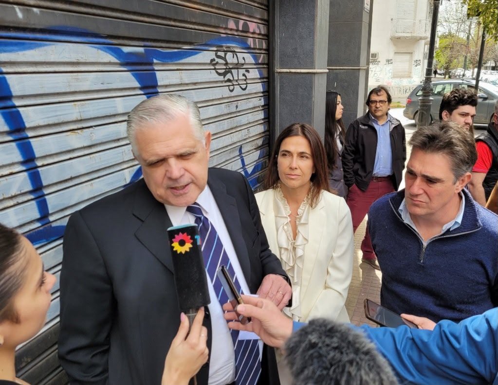 eugetale's tweet photo. En 2023 fuimos a La Plata junto a @JavierJiguacel y @rlopezmurphy a denunciar a los jueces que habían anulado la causa de Chocolate Rigau. La causa siguió y llegó a juicio.

Ahora nos enteramos que en mayo de este año, sobre tablas, sin debate y sin registrar quién votó, los diputados bonaerenses archivaron el pedido de la fiscal para saber QUIÉN DESIGNÓ A LOS ÑOQUIS. Estaban todos pegados, Unión por la Patria, La Libertad Avanza, el PRO, la UCR y la Coalición Cívica. Un solo diputado se opuso.

Hoy el juez de la causa denunció a las autoridades de la Cámara por encubrimiento. ¡Un juez tuvo que denunciar a la Legislatura porque se niega a entregarle los papeles a la Justicia!

Que abran los expedientes. Queremos saber para quién sacaba Chocolate la plata del cajero.