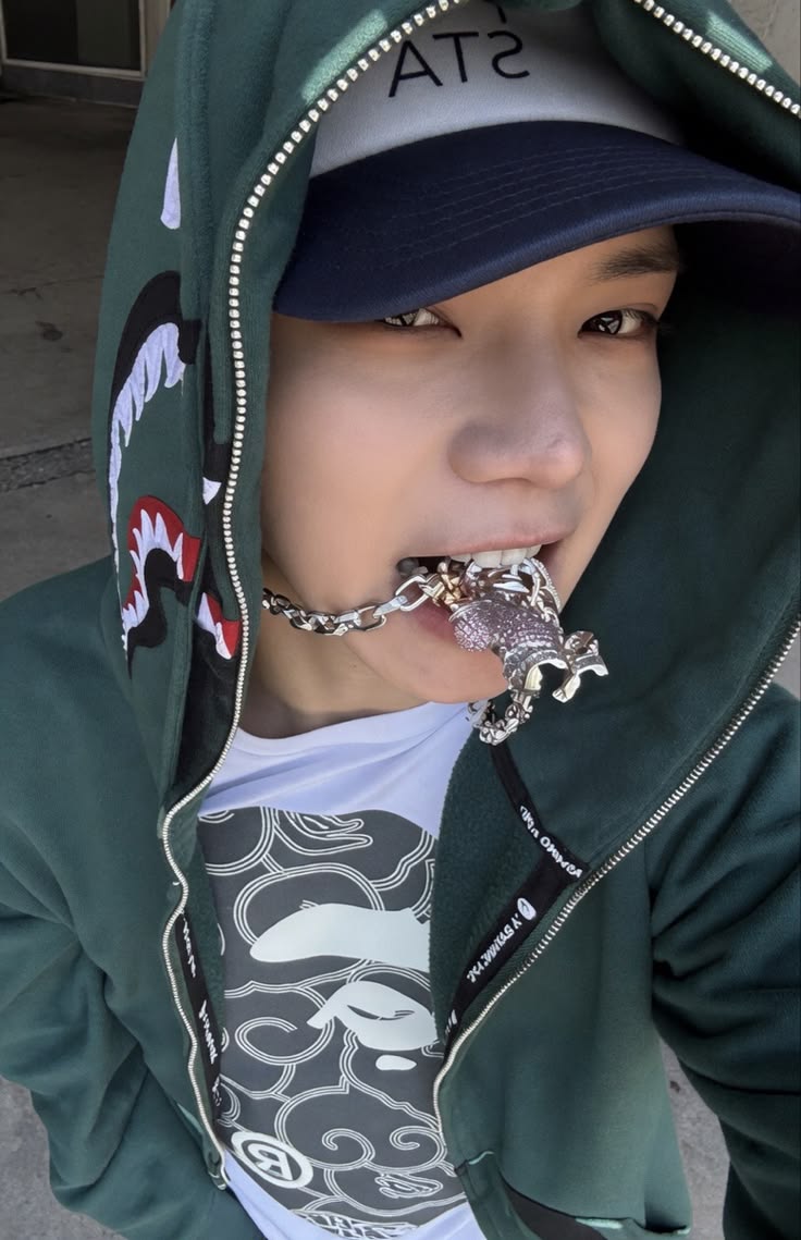 4sholilie's tweet photo. he takes the photocard game a little too seriously https://t.co/Tcdwp4upbv