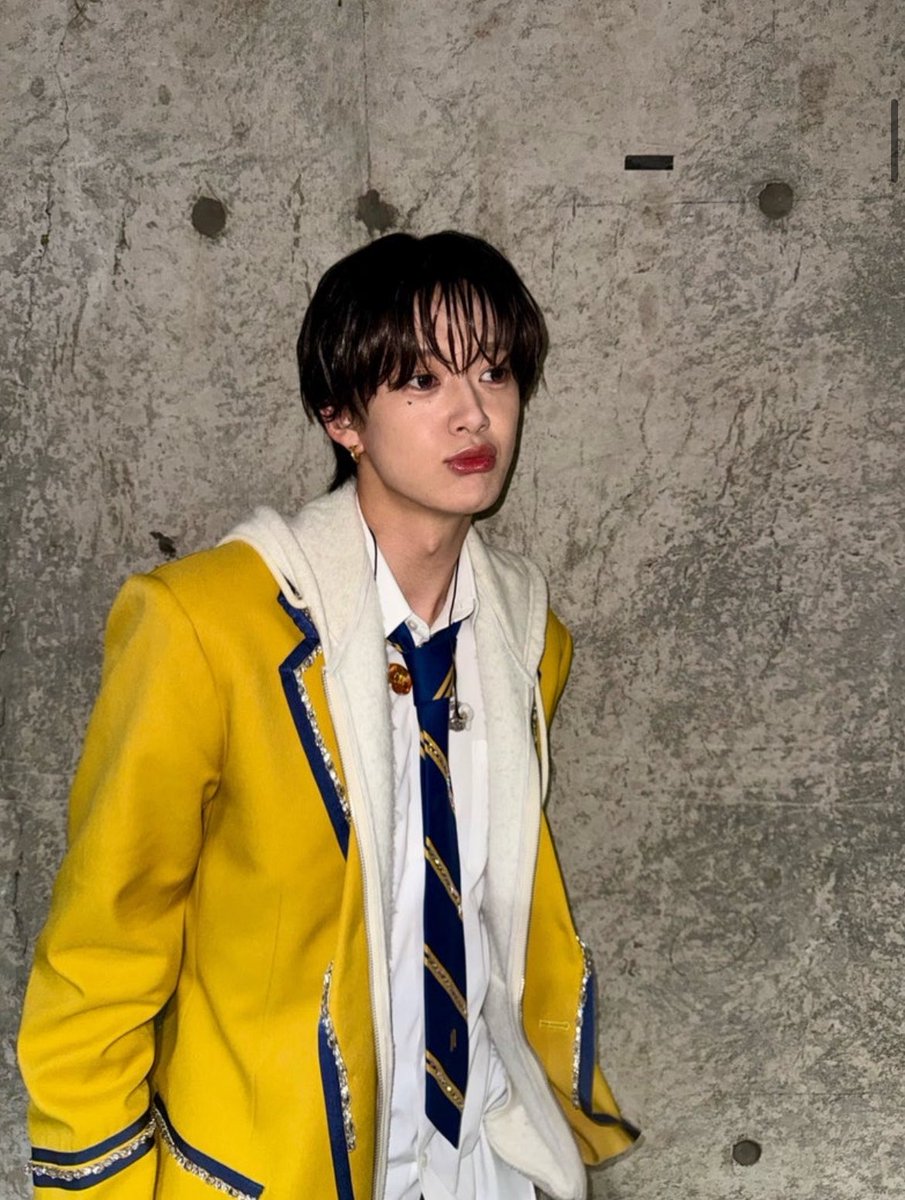 fumirakusan's tweet photo. 31歳男性がド黄色の制服がなんで似合うねん😭😭😭😭😭😭
31歳の制服姿にこんなにメロつきたくないのに😭😭😭😭😭😭😭😭😭 https://t.co/QnD5mTLclX
