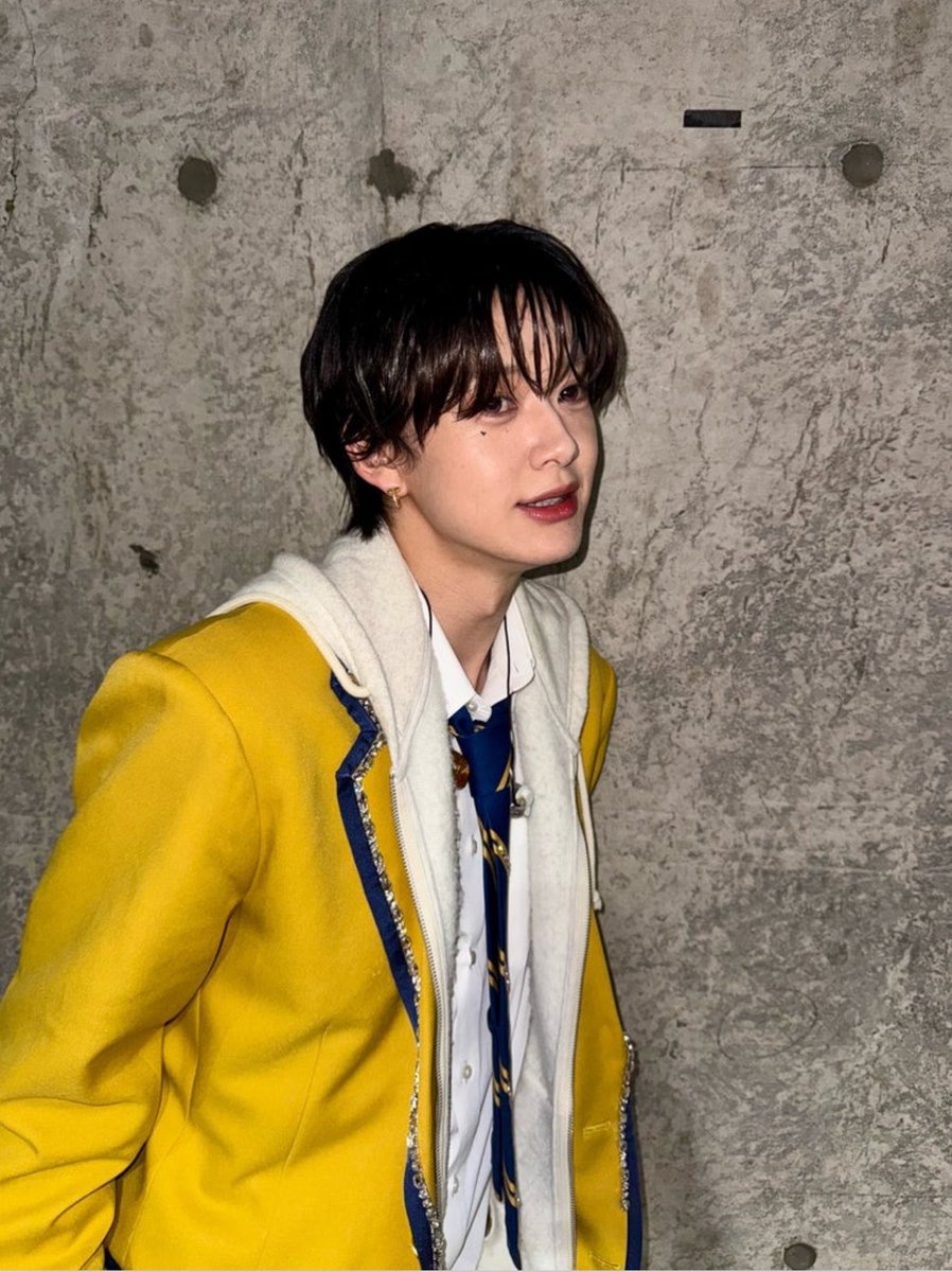 fumirakusan's tweet photo. 31歳男性がド黄色の制服がなんで似合うねん😭😭😭😭😭😭
31歳の制服姿にこんなにメロつきたくないのに😭😭😭😭😭😭😭😭😭 https://t.co/QnD5mTLclX