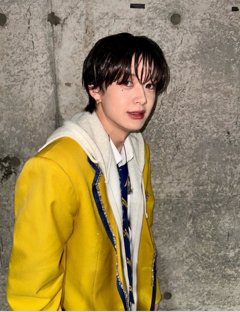 fumirakusan's tweet photo. 31歳男性がド黄色の制服がなんで似合うねん😭😭😭😭😭😭
31歳の制服姿にこんなにメロつきたくないのに😭😭😭😭😭😭😭😭😭 https://t.co/QnD5mTLclX