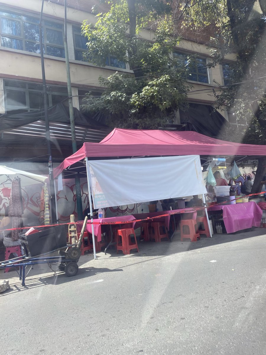 pinkynizer's tweet photo. @AlessandraRdlv Estimada Alcaldesa en Santa María la Ribera en la calle de Sabino (afuera del mercado la Dalia y toda la calle) esperamos lo mismo, estamos invadidos de ambulantes han acaparado las calles y también los carriles de circulación, por favor le pedimos ayuda https://t.co/3z8imaQHzT