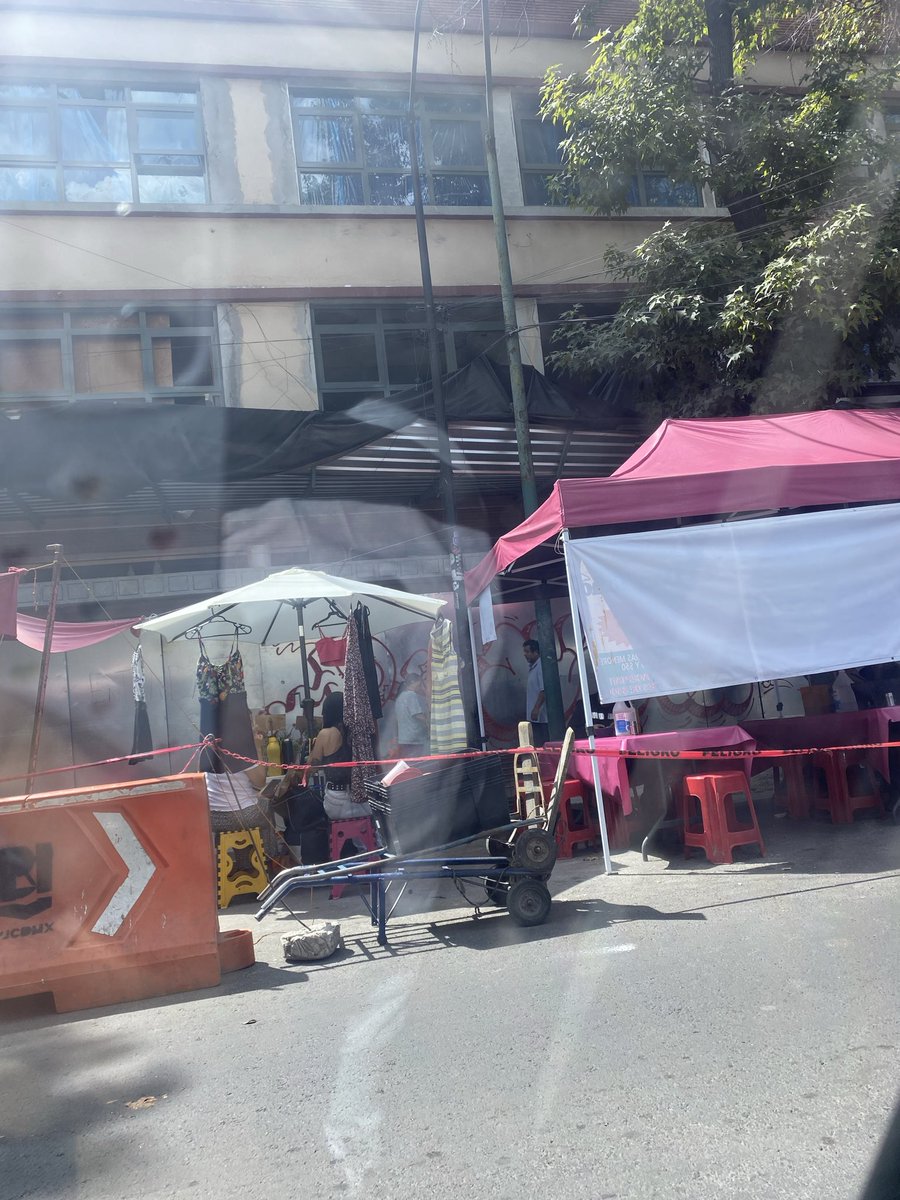 pinkynizer's tweet photo. @AlessandraRdlv Estimada Alcaldesa en Santa María la Ribera en la calle de Sabino (afuera del mercado la Dalia y toda la calle) esperamos lo mismo, estamos invadidos de ambulantes han acaparado las calles y también los carriles de circulación, por favor le pedimos ayuda https://t.co/3z8imaQHzT