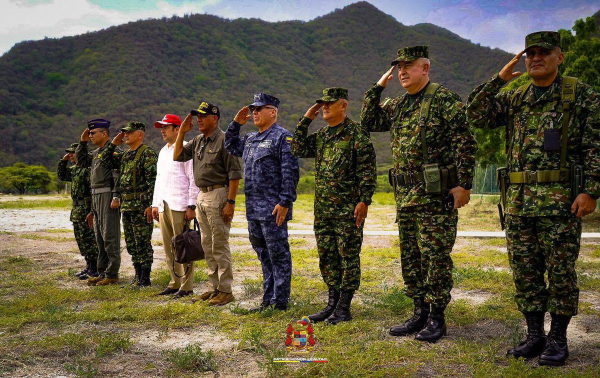 COMANDANTE_EJC's tweet photo. Desde la capital del #Magdalena realizamos un análisis estratégico de la Operación Santa Marta, junto a @mindefensa, @MinInterior, la cúpula de nuestras @FuerzasMilCol y de @PoliciaColombia, así como los mandos regionales.

Mantenemos firme nuestro compromiso con los samarios y magdalenenses. A través de @Ejercito_Div1, continuamos fortaleciendo el despliegue de las tropase en puntos críticos y corredores estratégicos, así como las operaciones militares orientadas a afectar las economías ilícitas y las finanzas criminales de estructuras como el grupo armado organizado Autodefensas Conquistadoras de la Sierra. 

Durante el Consejo de Seguridad liderado por el señor Presidente de la República, @ABDELAESPRIELLA, evaluamos los avances de la operación y definimos nuevas directrices para fortalecer la presencia institucional, anticiparnos a las amenazas y contribuir a las condiciones de seguridad y desarrollo del norte del país.

#PatriaHonorLealtad