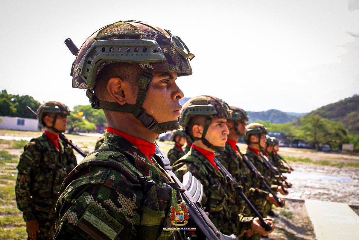 COMANDANTE_EJC's tweet photo. Desde la capital del #Magdalena realizamos un análisis estratégico de la Operación Santa Marta, junto a @mindefensa, @MinInterior, la cúpula de nuestras @FuerzasMilCol y de @PoliciaColombia, así como los mandos regionales.

Mantenemos firme nuestro compromiso con los samarios y magdalenenses. A través de @Ejercito_Div1, continuamos fortaleciendo el despliegue de las tropase en puntos críticos y corredores estratégicos, así como las operaciones militares orientadas a afectar las economías ilícitas y las finanzas criminales de estructuras como el grupo armado organizado Autodefensas Conquistadoras de la Sierra. 

Durante el Consejo de Seguridad liderado por el señor Presidente de la República, @ABDELAESPRIELLA, evaluamos los avances de la operación y definimos nuevas directrices para fortalecer la presencia institucional, anticiparnos a las amenazas y contribuir a las condiciones de seguridad y desarrollo del norte del país.

#PatriaHonorLealtad