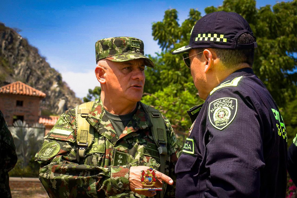 COMANDANTE_EJC's tweet photo. Desde la capital del #Magdalena realizamos un análisis estratégico de la Operación Santa Marta, junto a @mindefensa, @MinInterior, la cúpula de nuestras @FuerzasMilCol y de @PoliciaColombia, así como los mandos regionales.

Mantenemos firme nuestro compromiso con los samarios y magdalenenses. A través de @Ejercito_Div1, continuamos fortaleciendo el despliegue de las tropase en puntos críticos y corredores estratégicos, así como las operaciones militares orientadas a afectar las economías ilícitas y las finanzas criminales de estructuras como el grupo armado organizado Autodefensas Conquistadoras de la Sierra. 

Durante el Consejo de Seguridad liderado por el señor Presidente de la República, @ABDELAESPRIELLA, evaluamos los avances de la operación y definimos nuevas directrices para fortalecer la presencia institucional, anticiparnos a las amenazas y contribuir a las condiciones de seguridad y desarrollo del norte del país.

#PatriaHonorLealtad