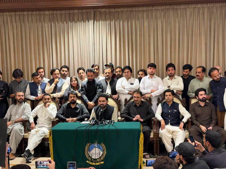 TanZeelKtk_ISF's tweet photo. لاڈلے نے ایسا فیصلہ سنادیا کہ فارم سنتالیس حیران ہے کہ اسلام اباد کھول دیں یا بند ہی رہنے دیں 🇧🇫
✌️اردلی سے درخواست ہے کے جتنے کنٹینر لگائے ہیں ان پر ترپال ڈال دے 😀 https://t.co/QW1u57wDhP