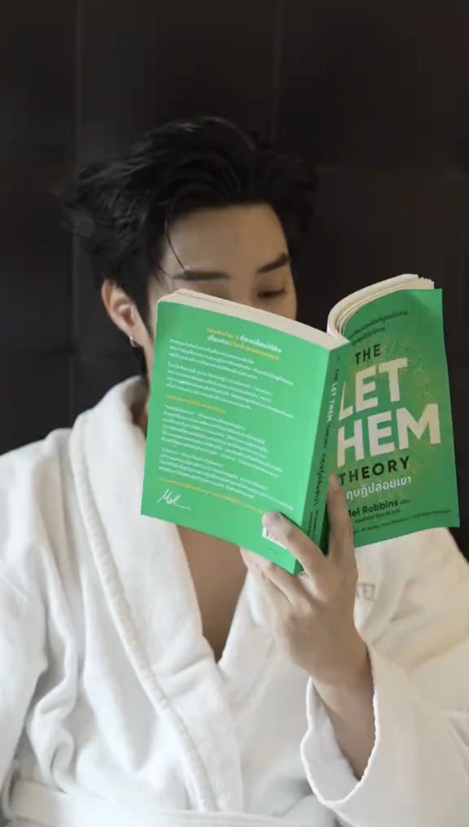 aoegours's tweet photo. มัวแต่อ่านหนังสือ พี่ไม่ morning kiss หนูเหรอ เช้าวันแต่งงานแท้ ๆ 🙁 https://t.co/jMN9czN5xE