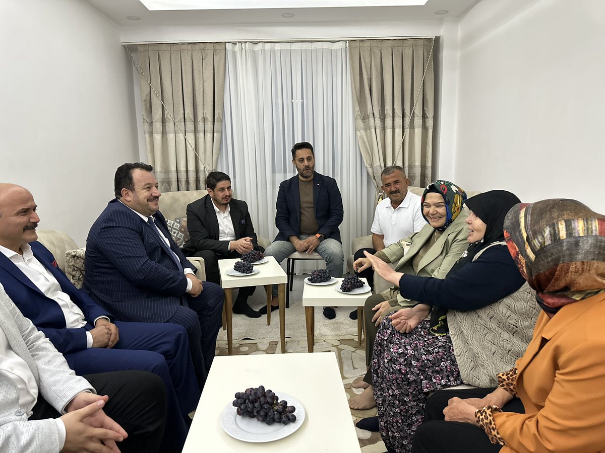 ProfDrAGurcan's tweet photo. Her kapıda aynı samimiyet, her hanede güçlü bir yol arkadaşlığı…

Cami Kebir Mahallemizde kıymetli üyemiz Ünzile Kaya’yı, İlçe Başkanımız Sayın Saffet Çay ile birlikte ziyaret ettik.

Genel Başkanımız ve Cumhurbaşkanımız Sayın Recep Tayyip Erdoğan’ın selamlarını ileterek, AK Parti’mize verdiği kıymetli destek için teşekkür belgemizi takdim ettik.

Ünzile Hanım’a samimi ev sahipliği ve hoş sohbeti için teşekkür ediyorum.

📍 Mihalıççık