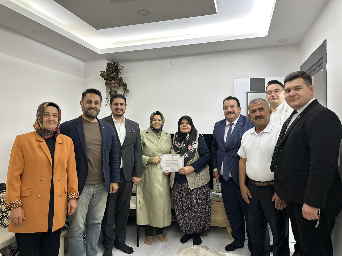 ProfDrAGurcan's tweet photo. Her kapıda aynı samimiyet, her hanede güçlü bir yol arkadaşlığı…

Cami Kebir Mahallemizde kıymetli üyemiz Ünzile Kaya’yı, İlçe Başkanımız Sayın Saffet Çay ile birlikte ziyaret ettik.

Genel Başkanımız ve Cumhurbaşkanımız Sayın Recep Tayyip Erdoğan’ın selamlarını ileterek, AK Parti’mize verdiği kıymetli destek için teşekkür belgemizi takdim ettik.

Ünzile Hanım’a samimi ev sahipliği ve hoş sohbeti için teşekkür ediyorum.

📍 Mihalıççık