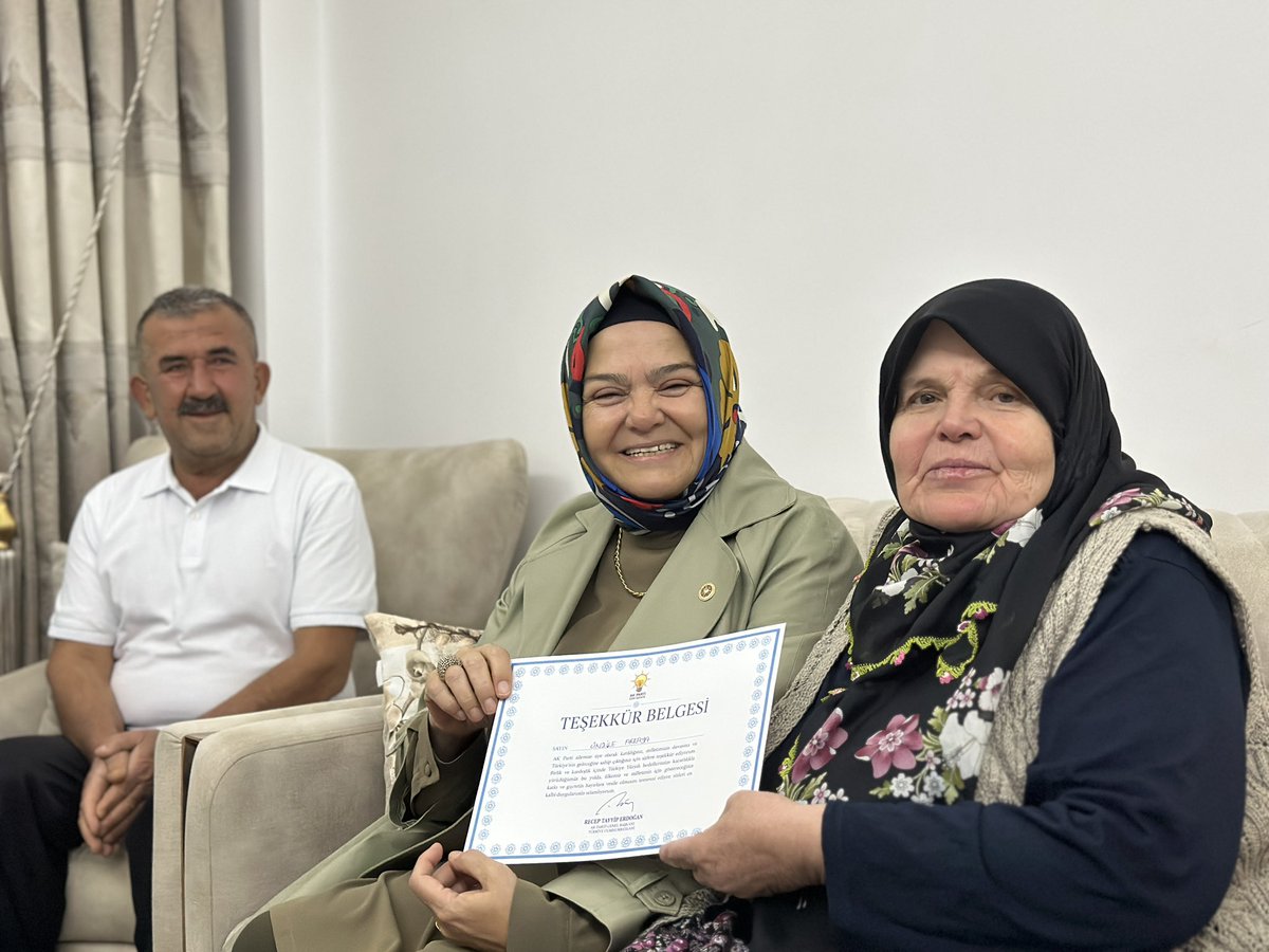 ProfDrAGurcan's tweet photo. Her kapıda aynı samimiyet, her hanede güçlü bir yol arkadaşlığı…

Cami Kebir Mahallemizde kıymetli üyemiz Ünzile Kaya’yı, İlçe Başkanımız Sayın Saffet Çay ile birlikte ziyaret ettik.

Genel Başkanımız ve Cumhurbaşkanımız Sayın Recep Tayyip Erdoğan’ın selamlarını ileterek, AK Parti’mize verdiği kıymetli destek için teşekkür belgemizi takdim ettik.

Ünzile Hanım’a samimi ev sahipliği ve hoş sohbeti için teşekkür ediyorum.

📍 Mihalıççık