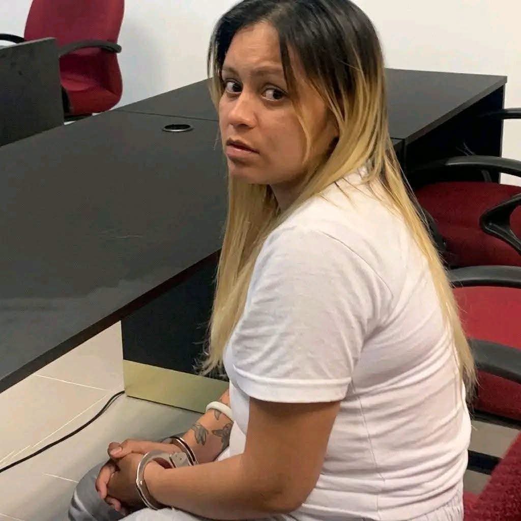 ElTrompudo2022's tweet photo. 🚩 MIENTRAS QUE NI A PABLO ANLIKER (135 millones de dólares desaparecidos), NI A LIGIA DE SACA (17 millones de dólares lavados de los 300 que se robó Tony Saca) LES PASA NADA...

Catherine Marisol Pérez fue condenada a seis años de cárcel por transportar 10 cajas de cigarrillos chinos. Además, deberá pagar $7,669.83 en concepto de responsabilidad civil.

Leer:
https://t.co/9atdzfweXh