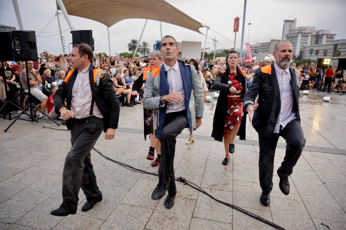 LPATemudas's tweet photo. #30TEMUDAS | BUENAS NOCHES, EUROPA
Migración, identidad y esperanza. La obra de @animasur_teatro, te atraviesa con su belleza, pero también con su crudeza. Porque las únicas diferencias entre lo de ayer y hoy es que los protagonistas y los lugares son otros...
#islascanarias https://t.co/y7nQ4y7Q1J