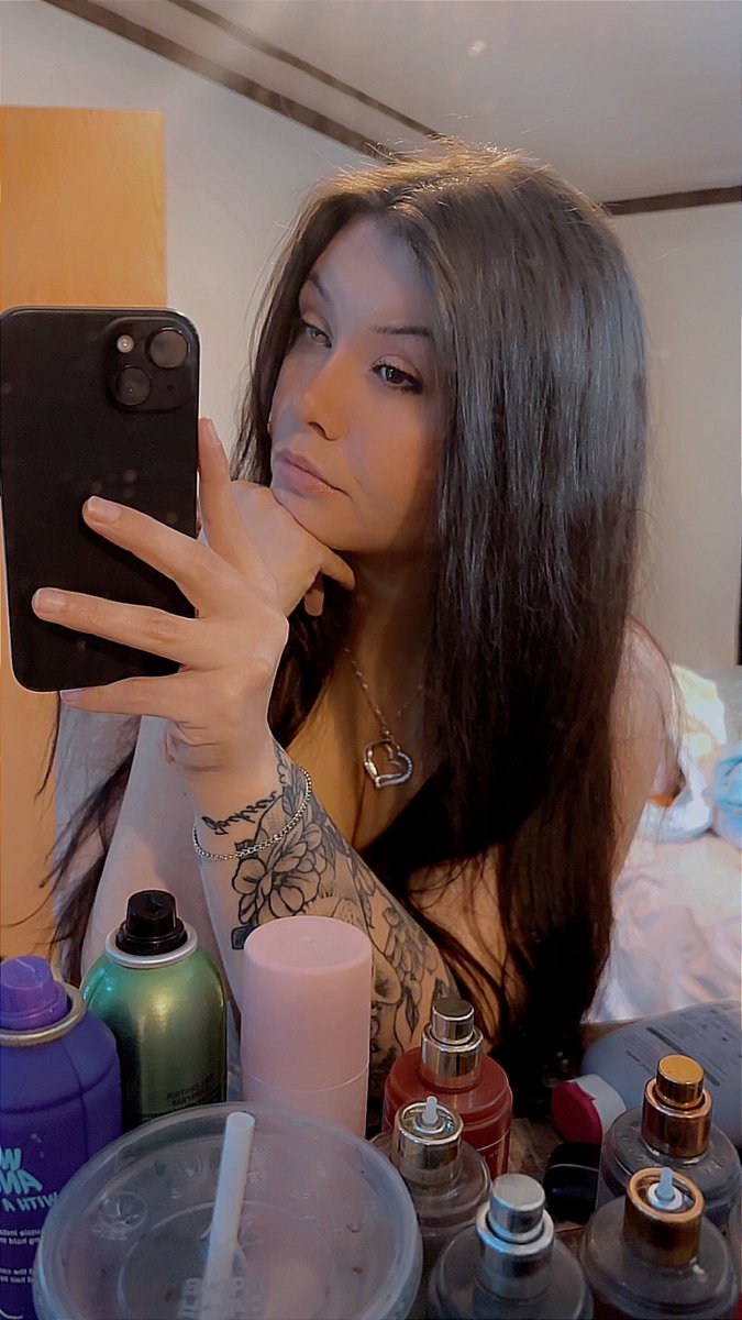 Kayybaaby01's tweet photo. my mirrors a dirty girl and so am i. 😉

#trending #nsfw https://t.co/lAn5imMI5F